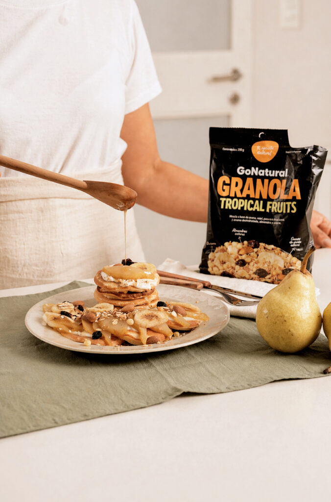 Pancakes con pera tibia (Granola Tropical Fruits)