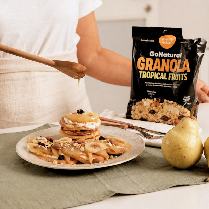 Pancakes con pera tibia (Granola Tropical Fruits)
